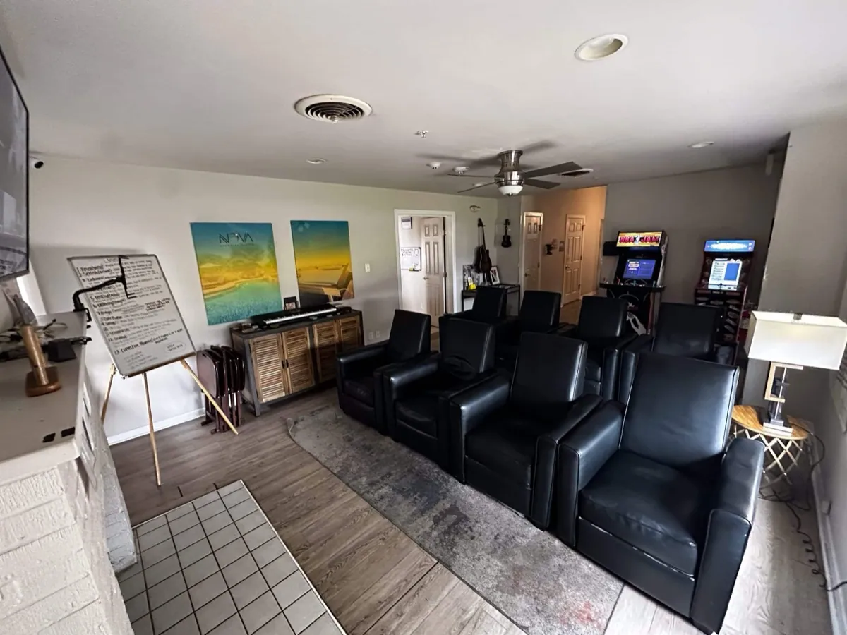 Common room with seating at the Briarwood Austin facility
